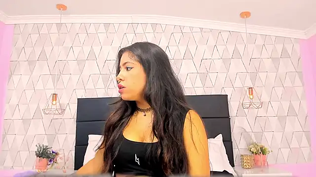 Snapshot of CloheBell chatting on 7, 5, 2026 CloheBell online show from 7, 5, 2026