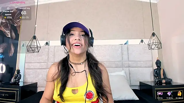 Snapshot of CloheBell chatting on 3, 5, 2026 CloheBell online show from 3, 5, 2026