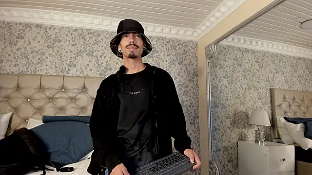 NoaahTylor online show from 19, 4, 2026