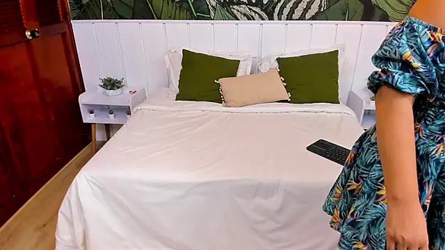 CarolineLaurent online show from 5, 4, 2026