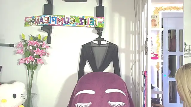 Yiyii online show from 9, 4, 2026