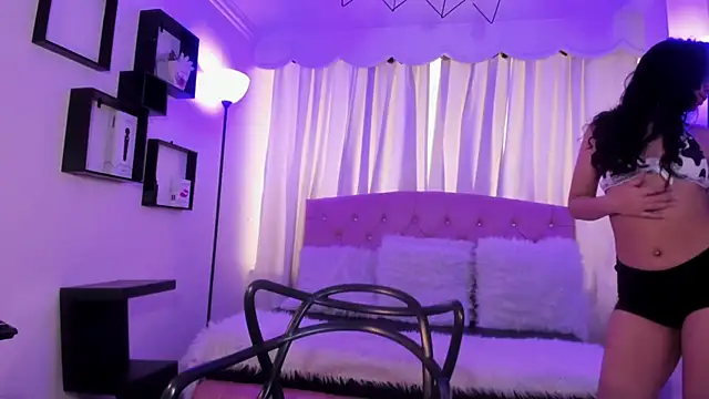 Aurora Ellis  online show from 13, 4, 2026