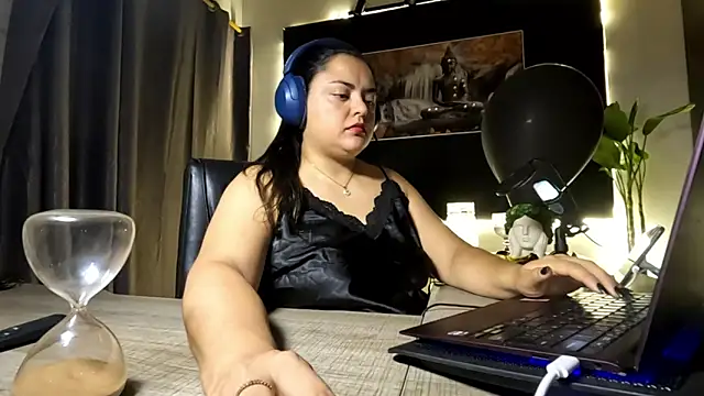 Snapshot of AzaraOnyx chatting on 7, 6, 2026 AzaraOnyx online show from 7, 6, 2026