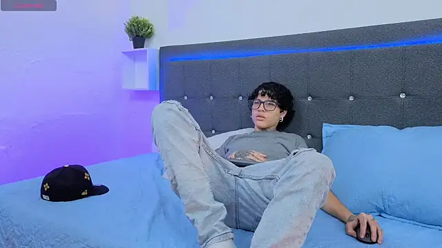 Snapshot of Ale_cuzz chatting on 14, 2, 2026 Ale cuzz online show from 14, 2, 2026