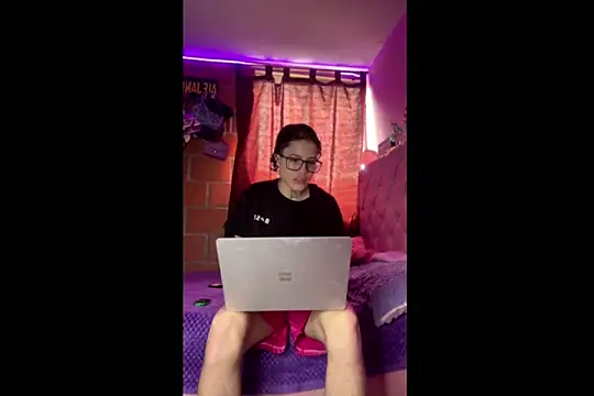 Snapshot of Ale_cuzz chatting on 21, 4, 2026 Ale cuzz online show from 21, 4, 2026