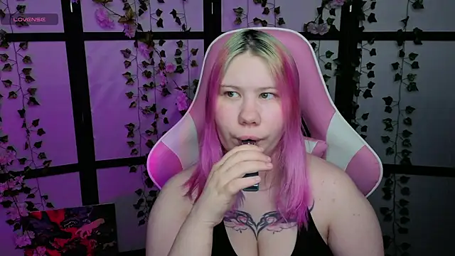 Snapshot of kitsune_little chatting on 10, 4, 2026 kitsune little online show from 10, 4, 2026