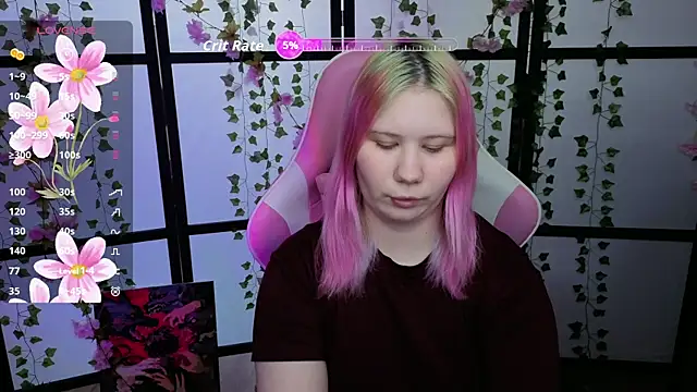 Snapshot of kitsune_little chatting on 13, 4, 2026 kitsune little online show from 13, 4, 2026