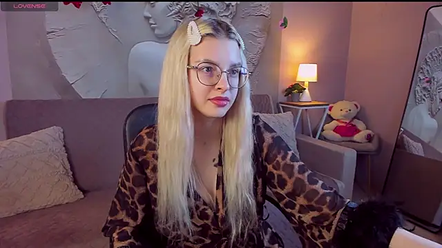 TiffanyPeachi online show from 25, 3, 2026