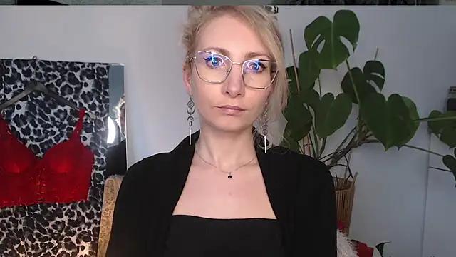 CinderellaMoon online show from 9, 4, 2026