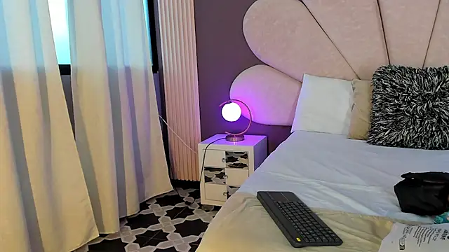 PerlaRogerss  online show from 4, 4, 2026