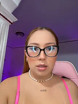 Kiarhatrixie1 online show from 18, 4, 2026