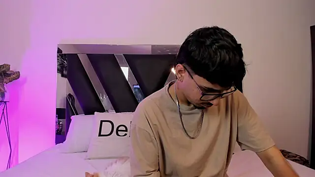 Mia Iron online show from 4, 4, 2026