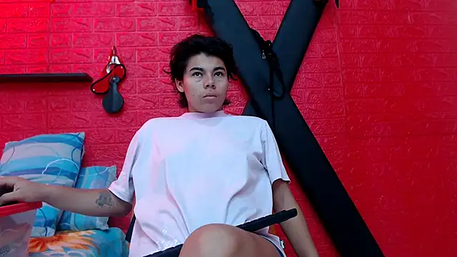 Snapshot of skinnysexy18 chatting on 1, 3, 2026 skinnysexy18 online show from 1, 3, 2026