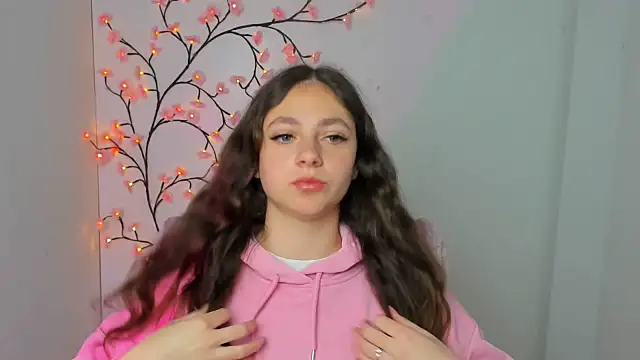KissMeJulia online show from 5, 4, 2026