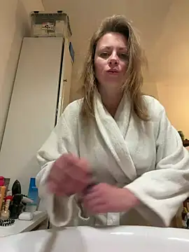 Snapshot of Frenchgirl45 chatting on 28, 2, 2026 Frenchgirl45 online show from 28, 2, 2026