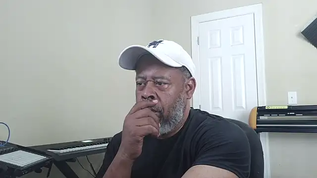 Cleozevo1961 online show from 5, 3, 2026