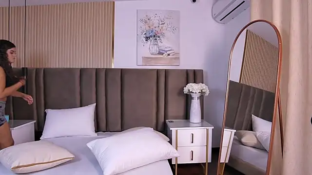 Lorenn Sweet online show from 11, 4, 2026