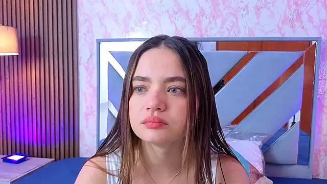 Snapshot of LittleeSara18 chatting on 1, 5, 2026 LittleeSara18 online show from 1, 5, 2026