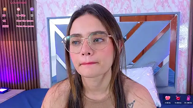 Snapshot of LittleeSara18 chatting on 6, 5, 2026 LittleeSara18 online show from 6, 5, 2026