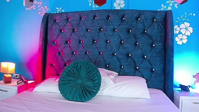 laurasmith  online show from 15, 4, 2026