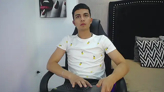 NewYoungHot online show from 11, 4, 2026