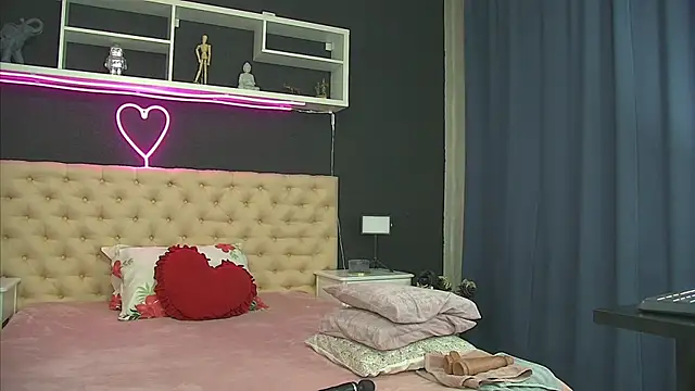 AuraMIlf online show from 24, 6, 2026