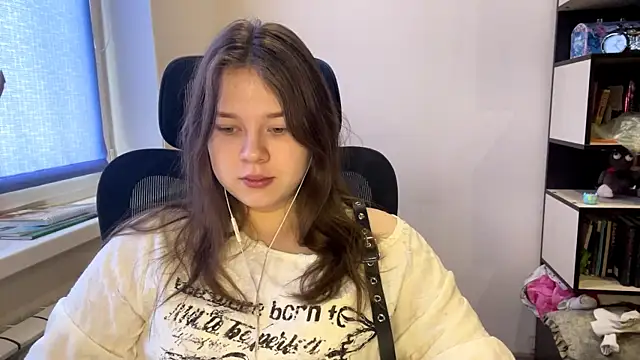 TomikoPfau online show from 3, 3, 2026