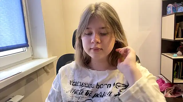 TomikoPfau online show from 12, 4, 2026