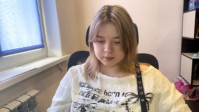 TomikoPfau online show from 10, 4, 2026