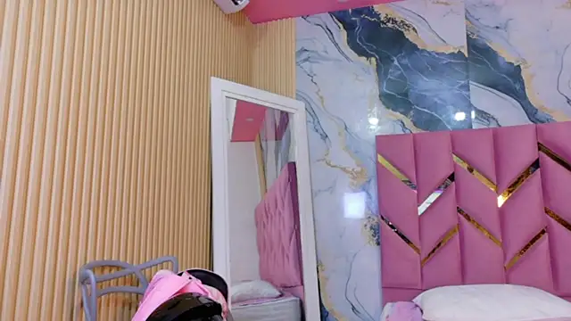 curvybuffgirllll online show from 5, 4, 2026