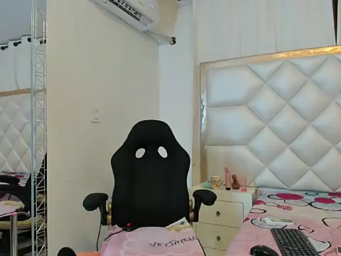 michelleblair1 online show from 13, 4, 2026