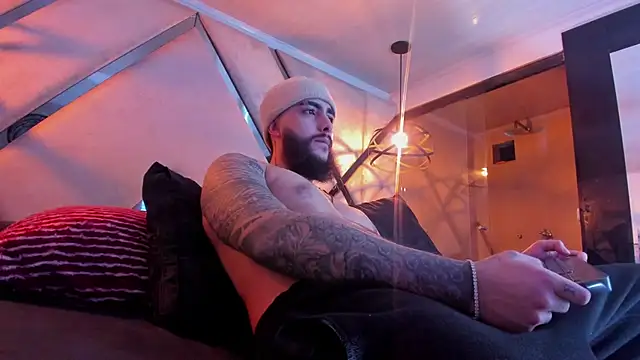 SantiagoHincapiie online show from 6, 3, 2026