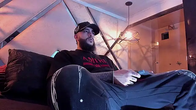 Snapshot of SantiagoHincapiie chatting on 1, 3, 2026 SantiagoHincapiie online show from 1, 3, 2026