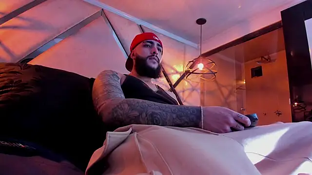 SantiagoHincapiie online show from 4, 3, 2026