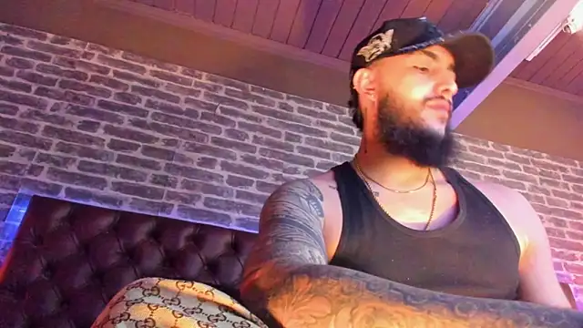 SantiagoHincapiie online show from 12, 3, 2026