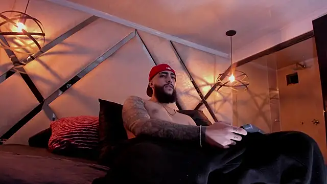 SantiagoHincapiie online show from 5, 3, 2026