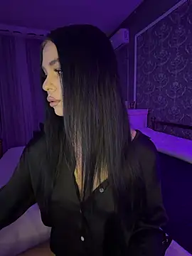 Olivia Noor online show from 15, 4, 2026