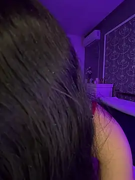 Olivia Noor online show from 17, 4, 2026