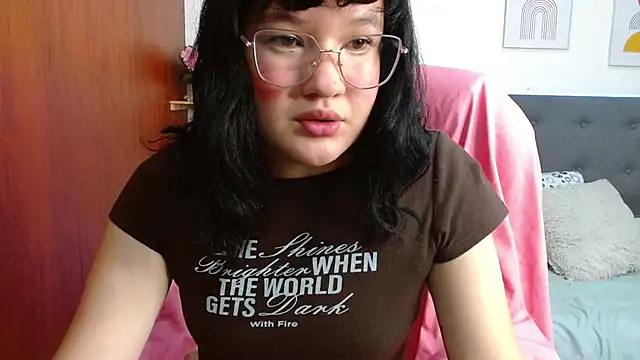 Snapshot of Luna__petit chatting on 3, 3, 2026 Luna petit online show from 3, 3, 2026