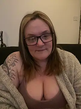 Busty-GilfQuinn online show from 27, 2, 2026