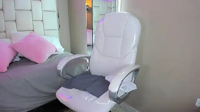 Evelyn sexy18 online show from 1, 3, 2026