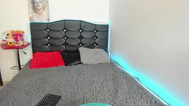 LatinaQueen23 online show from 4, 5, 2026