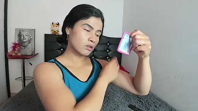 LatinaQueen23 online show from 22, 4, 2026