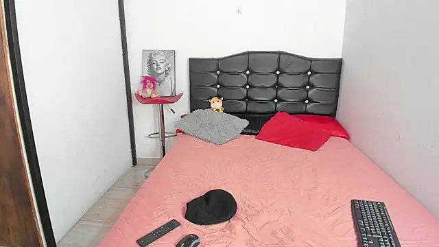 LatinaQueen23 online show from 3, 5, 2026
