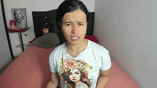 LatinaQueen23 online show from 28, 4, 2026