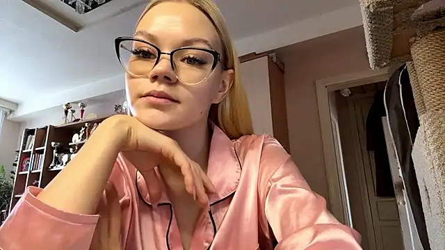 MiaCashe online show from 8, 3, 2026