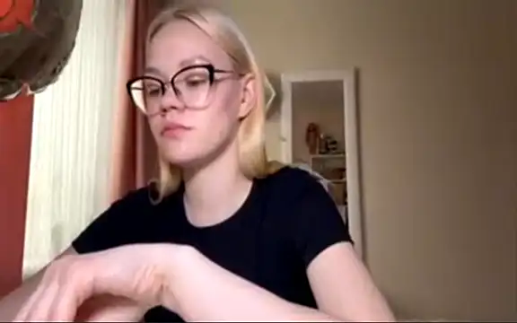 MiaCashe online show from 10, 4, 2026