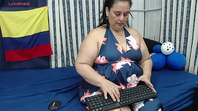 Snapshot of Sharlot_curvy chatting on 19, 6, 2026 Sharlot curvy online show from 19, 6, 2026