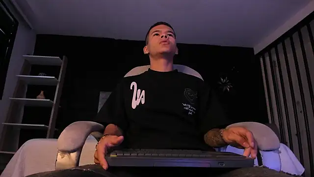 DylanRoyce  online show from 14, 4, 2026