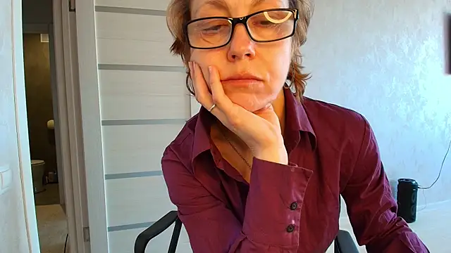 Snapshot of LioraWeiss chatting on 5, 5, 2026 LioraWeiss online show from 5, 5, 2026
